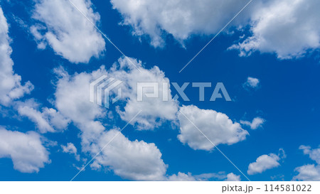 青空に流れる白い雲 114581022