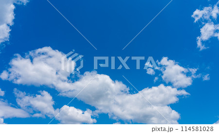青空に流れる白い雲 青空に流れる白い雲 114581028