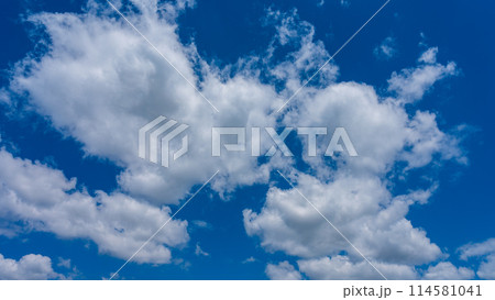 青空に流れる白い雲 114581041