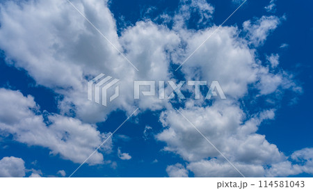 青空に流れる白い雲 青空に流れる白い雲 114581043