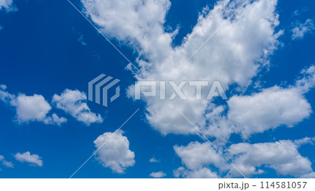 青空に流れる白い雲 114581057