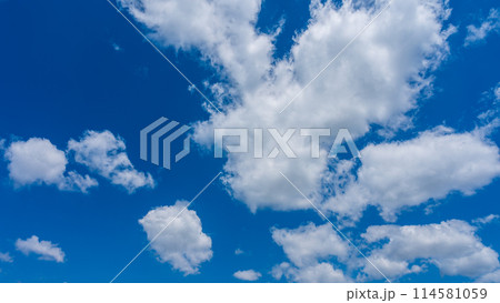 青空に流れる白い雲 114581059