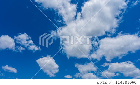 青空に流れる白い雲 114581060