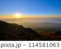 富士山頂から望む日の出 114581063