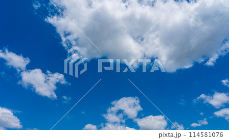 青空に流れる白い雲 114581076