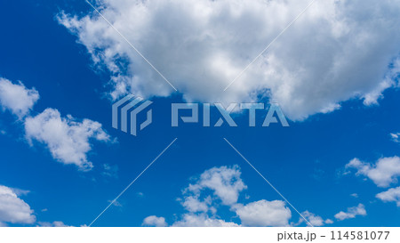 青空に流れる白い雲 青空に流れる白い雲 114581077