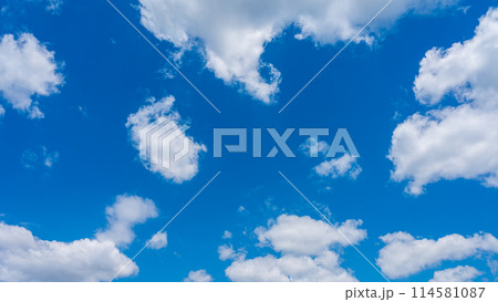 青空に流れる白い雲 青空に流れる白い雲 114581087