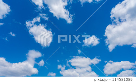 青空に流れる白い雲 114581089