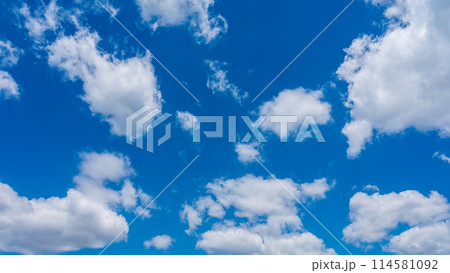 青空に流れる白い雲 114581092