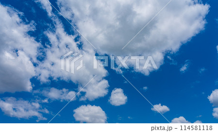 青空に流れる白い雲 青空に流れる白い雲 114581118