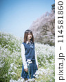桜と女子高生 114581860