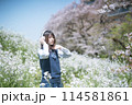 ヘッドフォンと桜と女子高生 114581861