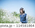ヘッドフォンと桜と女子高生 114581864