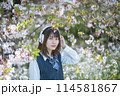 ヘッドフォンと桜と女子高生 114581867