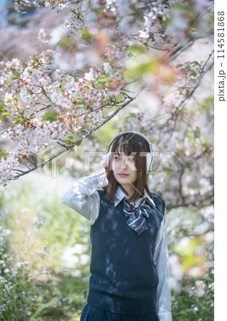 ヘッドフォンと桜と女子高生 114581868