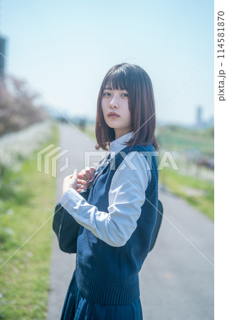 河川敷の女子高生 114581870