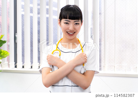 元気づける看護師 114582307