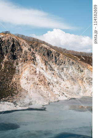 View of Jigokudani Hell Valley Lake Oyunuma in Noboribetsu, Hokkaido, Japan 114582609