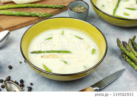 Fresh vegan asparagus soup puree. 114582915