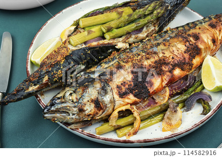 Baked scomber with asparagus. 114582916