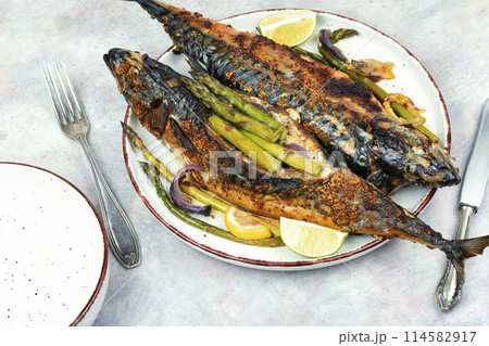 Roasted mackerel with asparagus. 114582917