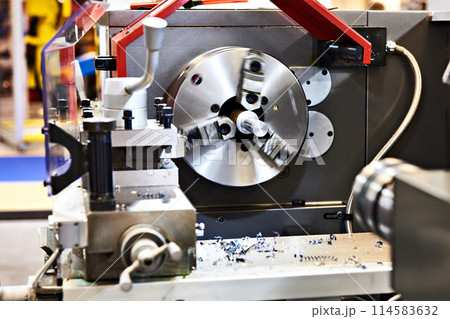 Metal lathe with main spindle 114583632