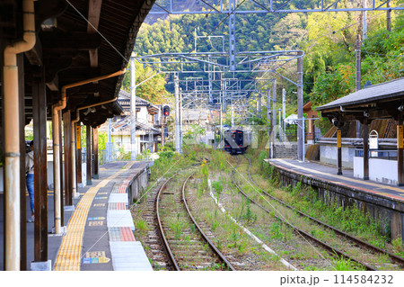 The train approached the platform to take up passengers at Kidonanzoin-Mae Station. 114584232
