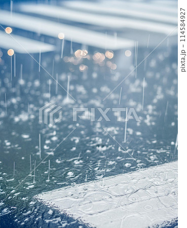 横断歩道に激しく降る雨のイメージ 横断歩道に激しく降る雨のイメージ 114584927