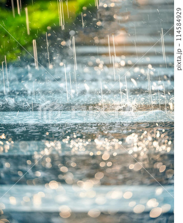 横断歩道に激しく降る雨のイメージ 横断歩道に激しく降る雨のイメージ 114584929