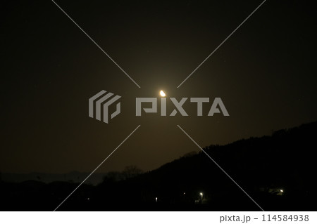 卯月深夜に昇る月齢22.7下弦の月 卯月深夜に昇る月齢22.7下弦の月 114584938