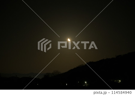 卯月深夜に昇る月齢22.7下弦の月 114584940
