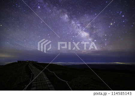 《徳島県 剣山》剣山山頂からの天の川と星空 《徳島県 剣山》剣山山頂からの天の川と星空 114585143