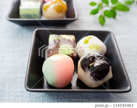 お皿の上の上生菓子 お皿の上の上生菓子 114585463