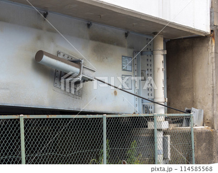 橋に設置された耐震補強装置 114585568