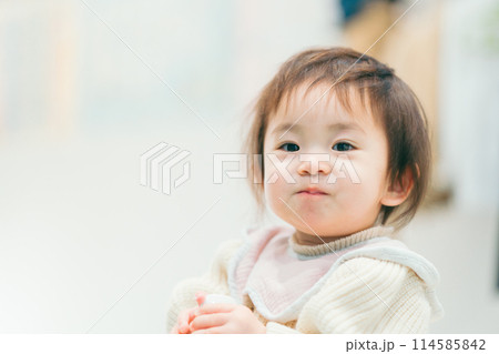 笑う 赤ちゃん カメラ目線 笑う 赤ちゃん カメラ目線 114585842