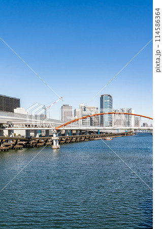 【東京都】よく晴れた青空と京浜運河沿いの都市風景 114586364