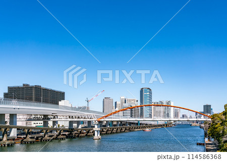 【東京都】よく晴れた青空と京浜運河沿いの都市風景 114586368