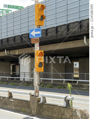 道路分岐部に設置されたブリンカーライト 114586395
