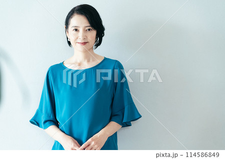 カメラ目線で微笑む女性 114586849