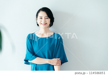 カメラ目線で微笑む女性 114586851