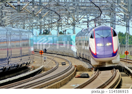 那須塩原駅を高速で通過する新幹線 114586915