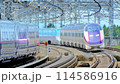 那須塩原駅を高速で通過する新幹線 114586916