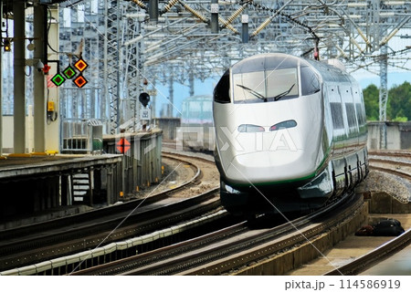 那須塩原駅を高速で通過する新幹線 114586919