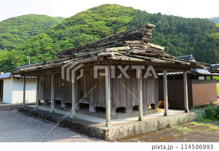 対馬の椎根地区に残されている、屋根を薄い石版で葺いた石屋根倉庫（保存地区） 114586993