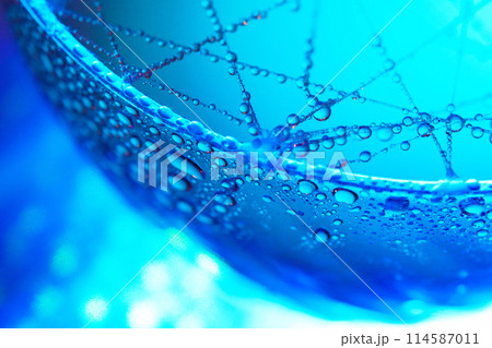 分子のような水滴、幻想的なマクロの世界 ブルー 分子のような水滴、幻想的なマクロの世界 ブルー 114587011
