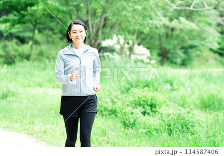 ジョギングする女性 ジョギングする女性 114587406