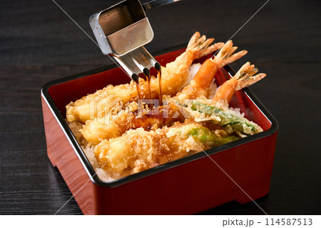 海老天重にタレをかける 海老天重にタレをかける 114587513