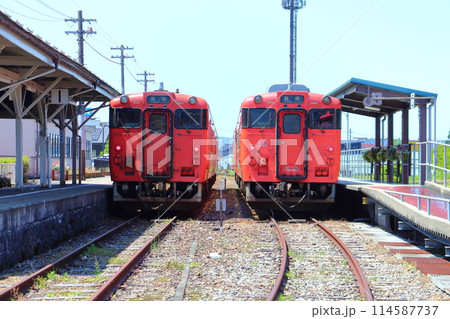 城端駅に停車するキハ40車両(富山県南砺市) 城端駅に停車するキハ40車両(富山県南砺市) 114587737