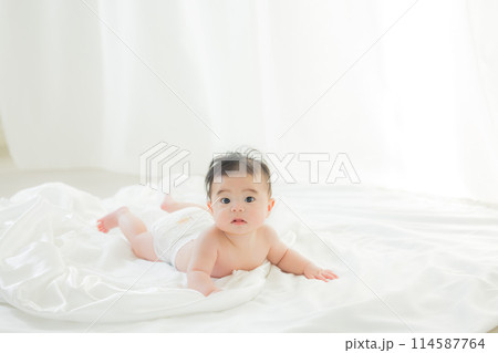 白い布に包まれている赤ちゃん 114587764