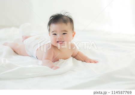 白い布に包まれている赤ちゃん 114587769